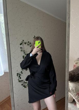 Черное атласное платье10 фото