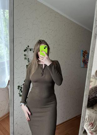 Сексуальное платье-миди в рубчик6 фото