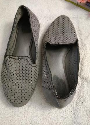 Туфлі в дирочки.