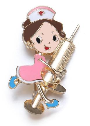 Брошка «медсестра в рожевому платті».