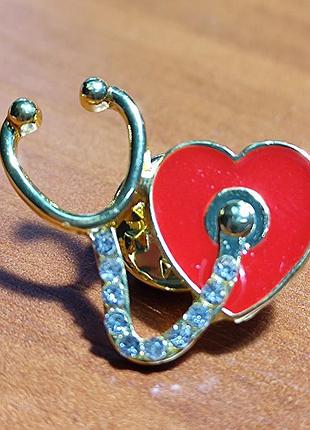 Брошка медична «стетоскоп серце з камінчиками».