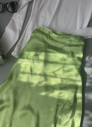 Атласная юбка с разрезом р.m/l3 фото