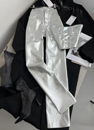 Трендовые серебряные брюки палаццо из экокожи от bershka