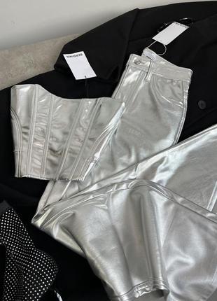 Трендовые серебряные брюки палаццо из экокожи от bershka6 фото