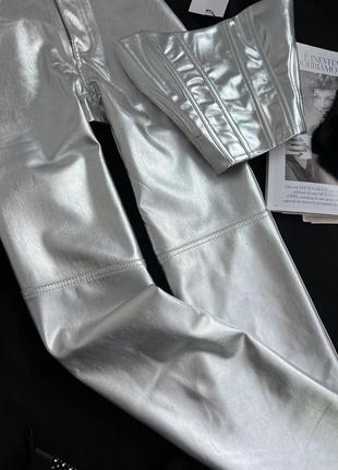 Трендовые серебряные брюки палаццо из экокожи от bershka3 фото