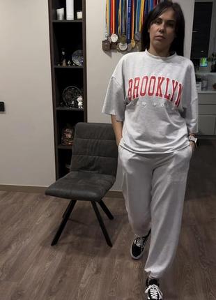 Костюм женский трикотажный brooklyn футболка и джогеры разм.42-526 фото