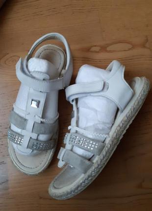 Шкіряні босоніжки