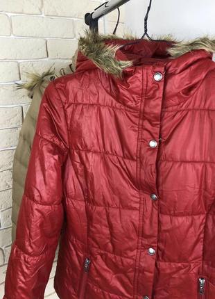 Синтепоновая  красная курточка  с капюшоном на молнии с мехом5 фото