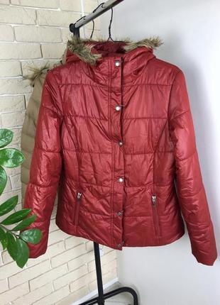 Синтепоновая червона курточка з капюшоном на блискавці з хутром