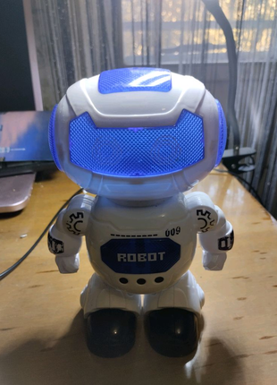 Іграшка робот на батарейках2 фото