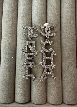 Брендовые серьги серебряного цвета с цирконами