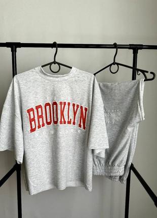 Костюм женский трикотажный brooklyn футболка и джогеры разм.42-521 фото