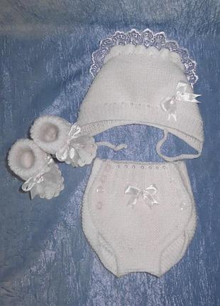 Вязаный комплект для младенца - шапочка, блумеры, пинетки
