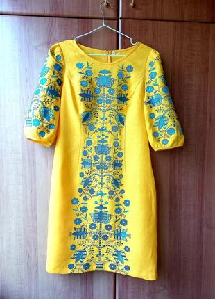 Жіноча українська льняна вишита жовта сукня-вишиванка з квітковим принтом ручної роботи