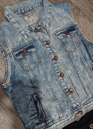 Джинсівка джинсова жилетка жилет безрукавка укорочена denim co розмір хс-с3 фото