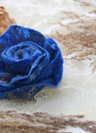Брошь цветок синяя роза валяная из шерсти войлок стильный подарок эксклюзивный аксессуар2 фото