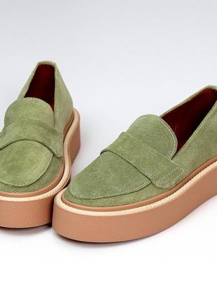 Сучасні яскраві замшеві туфлі лофери колір фісташковий хакі3 фото