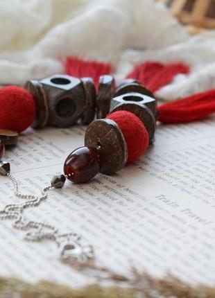 Стильне намисто із шерсті та дерев'яних намистин червоно коричневе ексклюзив подарунок бусы шерсть3 фото