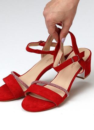 Елегантні жіночі замшеві червоні босоніжки середній каблук дос...7 фото
