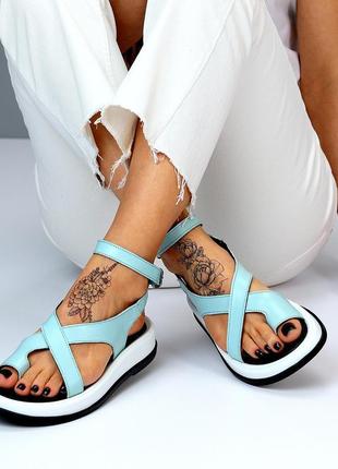 Дизайнерські блакитні жіночі шкіряні босоніжки через палець на...10 фото