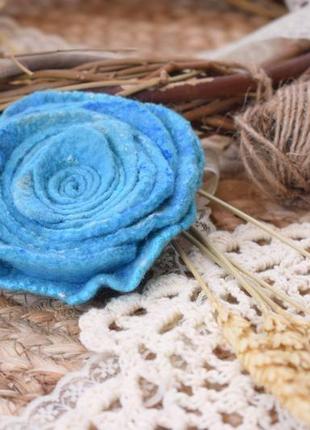 Цветок голубая брошь валяная роза подарок подарок украшение2 фото