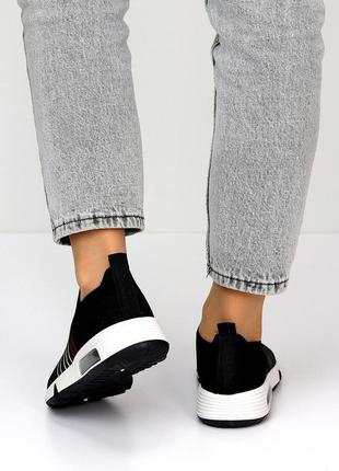 Легкі еластичні текстильні повітропроникні жіночі чорні кросівки10 фото