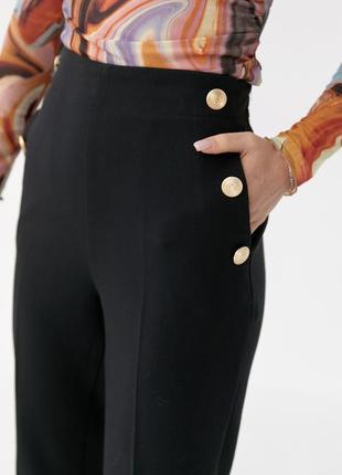 Базові жіночі штани із золотими ґудзиками — чорний колір, s (є...4 фото