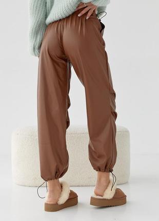 Жіночі вільні штани зі шкірозамінника — коричневий колір, xs (...2 фото