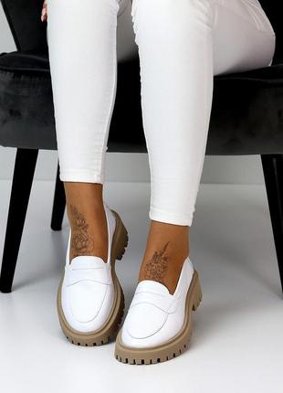 Білі шкіряні жіночі туфлі лофери натуральна шкіра на бежевій п...6 фото