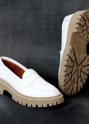 Білі шкіряні жіночі туфлі лофери натуральна шкіра на бежевій п...10 фото