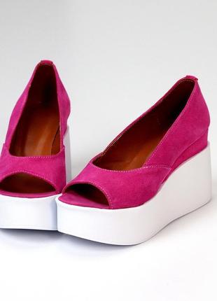 Яскраві відкриті замшеві жіночі рожеві туфлі на білій платформ...3 фото