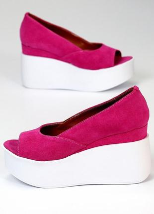 Яскраві відкриті замшеві жіночі рожеві туфлі на білій платформ...5 фото