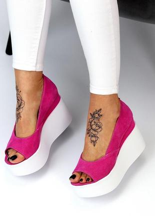 Яскраві відкриті замшеві жіночі рожеві туфлі на білій платформ...10 фото