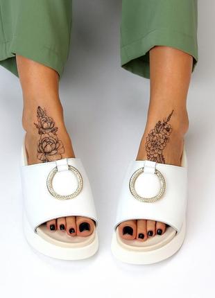 Модні білі жіночі шкіряні анатомічні шльопанці стильний дизайн2 фото