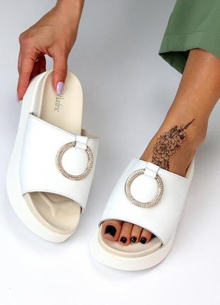Модні білі жіночі шкіряні анатомічні шльопанці стильний дизайн3 фото