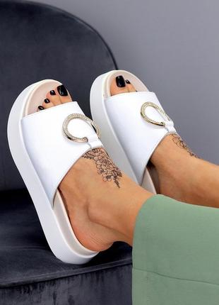 Модні білі жіночі шкіряні анатомічні шльопанці стильний дизайн10 фото