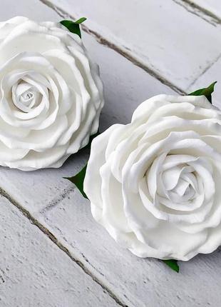 Білі троянди на резиночках1 фото