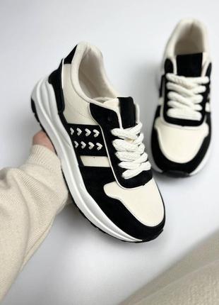 Дизайнерські міксові чорно-білі кросівки акцентний шнурок із п...