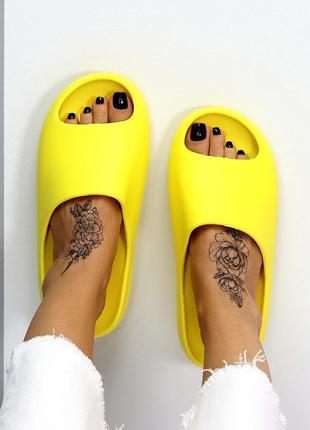 Легкі лимонні жовті жіночі анатомічні шльопанці — стильний мін...8 фото