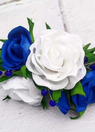 Заколка с белыми и синими розами1 фото