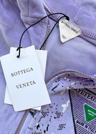 Роскошная велюровая олимпийка bottega veneta трендового сиреневого цвета с брендовым logo в камнях9 фото