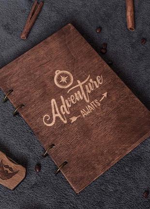 Блокнот с гравировкой adventure awaits. шикарный деревянный блокнот для подарка.1 фото