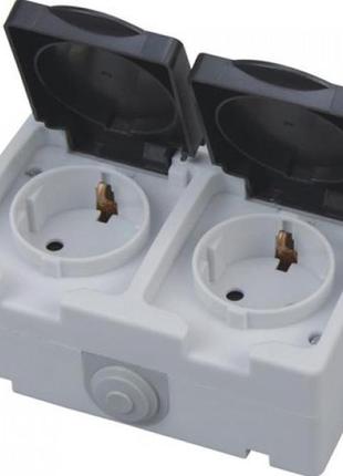 Розетка накладна 2-на із заземленням із кришкою atom