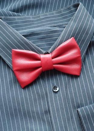 Красный кожаный галстук-бабочка. red leather bow tie.2 фото