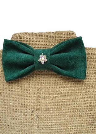 Замшевая галстук-бабочка с шармом из кристаллов. suede green bow tie.