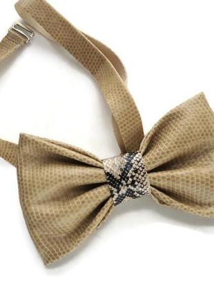 Бежевый галстук-бабочка из искусственной кожи с принтом  питона. faux leather bow tie3 фото