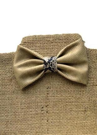 Бежевый галстук-бабочка из искусственной кожи с принтом  питона. faux leather bow tie