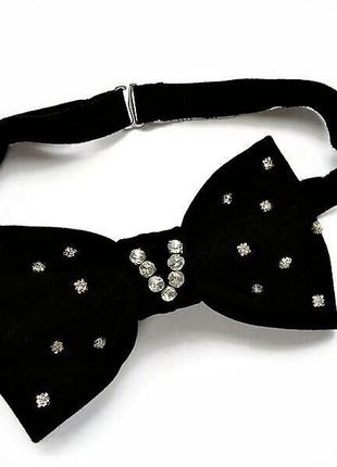 Черный галстук-бабочка из искусственной замши со стразами.  black bow tie fax suede with crystals.3 фото