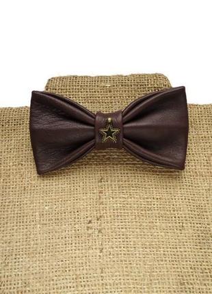 Темно-коричневый кожаный галстук-бабочка. dark brown leather bow tie.