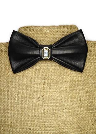 Черный кожаный галстук-бабочка с кристаллом. black leather bow tie with crystal